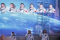Astronautas de misión china Shenzhou-21 vuelven a la Tierra: Estuvieron 210 días en órbita