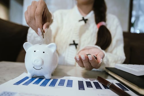 ¿Quién debe llevar las finanzas de la casa?