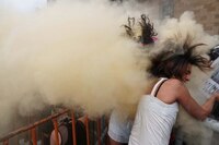 Policías de CDMX ‘gasean’ a personas trans: ¿Qué causa el humo del extintor en las vías respiratorias?