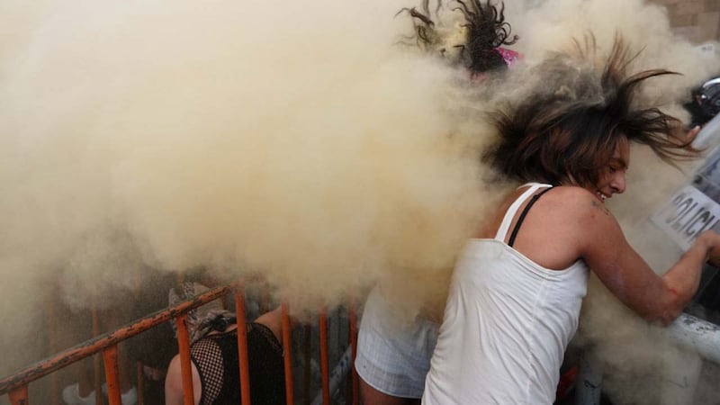 Policías de CDMX ‘gasean’ a personas trans: ¿Qué causa el humo del extintor en las vías respiratorias?