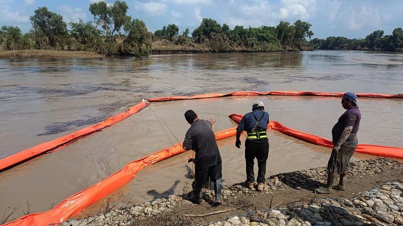 Derrame de petróleo en Veracruz: Pemex extrae 345 mil litros contaminados del río Pantepec