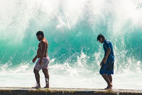 Hasta que el agua los separe: Olas gigantes impactan en casas y casi arruinan boda en Hawai