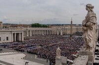 Acusan a sacerdote de asesinar a una persona en situación de calle; piden al Vaticano su expulsión