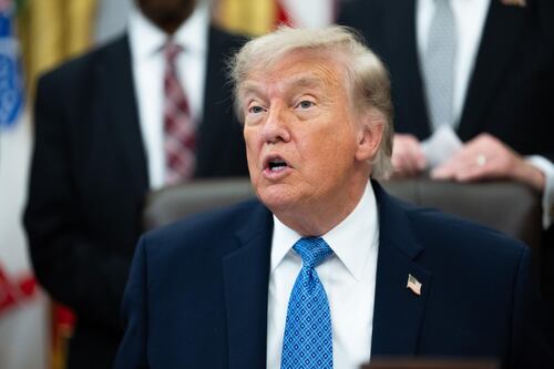 Trump promete arancel del 100% a Europa por impuestos a servicios digitales