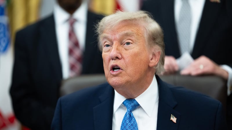 Trump promete arancel del 100% a Europa por impuestos a servicios digitales