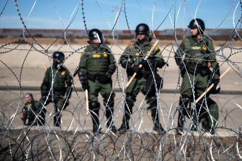 Detenciones de migrantes ilegales en frontera descienden 30% en un mes: EU