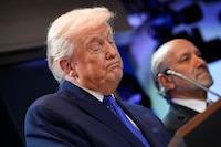 Trump oficializa arancel global del 10% tras ‘revés’ de la Corte; productos del T-MEC están exentos