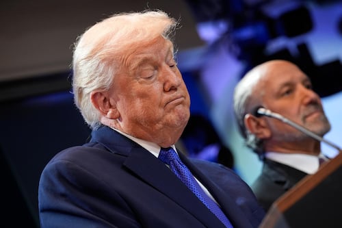 Trump oficializa arancel global del 10% tras ‘revés’ de la Corte; productos del T-MEC están exentos