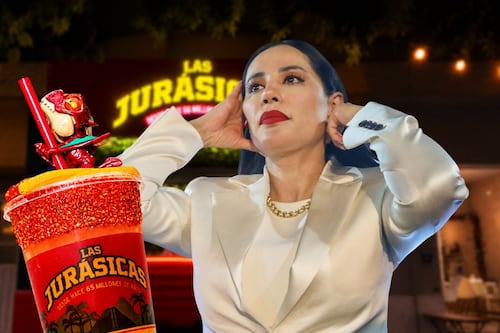 Para calmar la sed cavernícola: Así es Las Jurásicas, el local que visita Sandra Cuevas para echarse un mojito