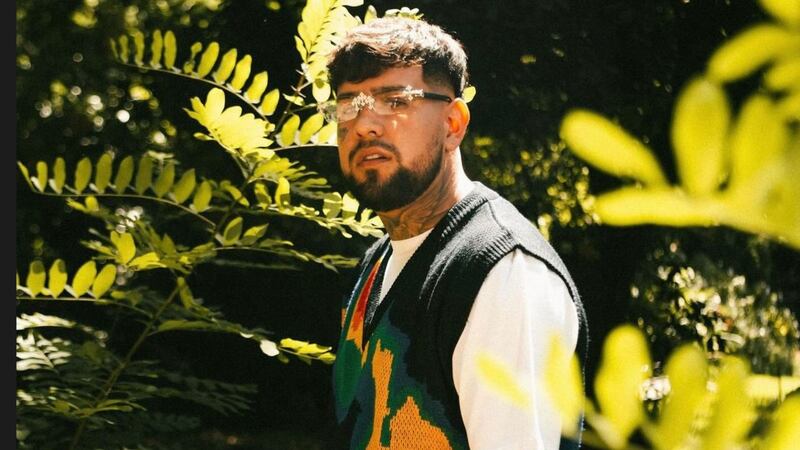 Disparan contra Julianno Sosa, cantante de 25 años, mientras viajaba en coche