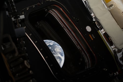 (FOTOS): NASA publica imágenes de la Tierra desde la misión Artemis II: ‘En la oscuridad, brillamos’