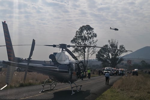 Choque de autobús de pasajeros contra un árbol en Querétaro deja al menos 9 muertos