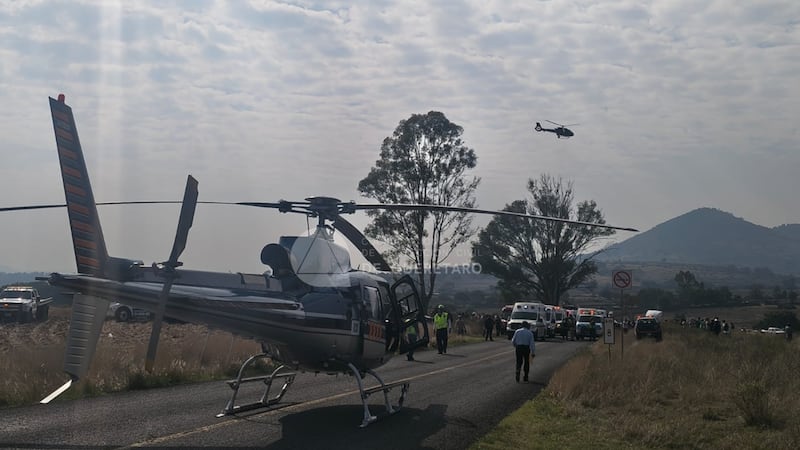 Choque de autobús de pasajeros contra un árbol en Querétaro deja al menos 9 muertos
