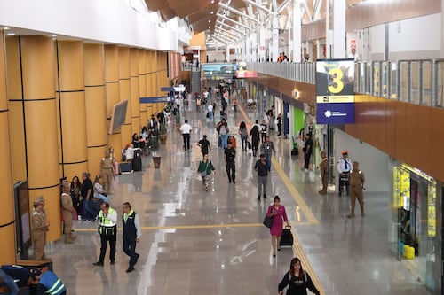 Lluvia en CDMX deja ‘manco’ al AICM: Solo hay una pista disponible para vuelos