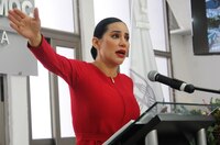 Sandra Cuevas asiste a la Marcha del Orgullo y revive críticas por eliminar apoyo a personas transgénero