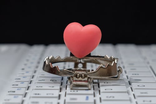 Hombres usan IA para coquetear: ¿Qué es el fenómeno del ‘chatfishing’ en Hinge, Tinder y apps de citas?