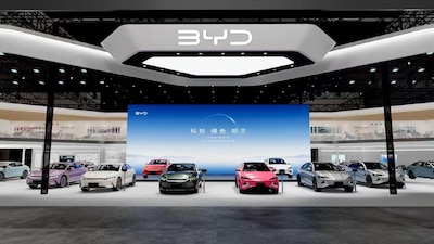 Stand de BYD en el Auto Show de Beijing 2026 con los modelos Yangwang, Denza y Fangchengbao
