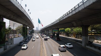 El engomado rojo no circula este miércoles 24 de septiembre (Foto: VICTORIA VALTIERRA /CUARTOSCURO)