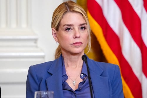 Aún no la libra: Congreso de EU cita a Pam Bondi, fiscal de Trump, para declarar por el caso Epstein