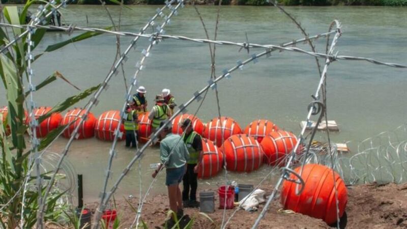 Demandas, protestas, debate público, la batalla por el muro flotante en Eagle Pass ¿en que va?