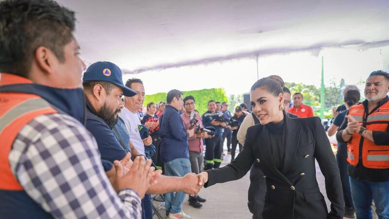 Evelyn Salgado fortalece la Protección Civil con uniformes para brigadistas y bomberos de Guerrero