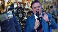 ¿Automotrices suspenderán su producción en México? Ebrard revela si armadoras dejarán de invertir