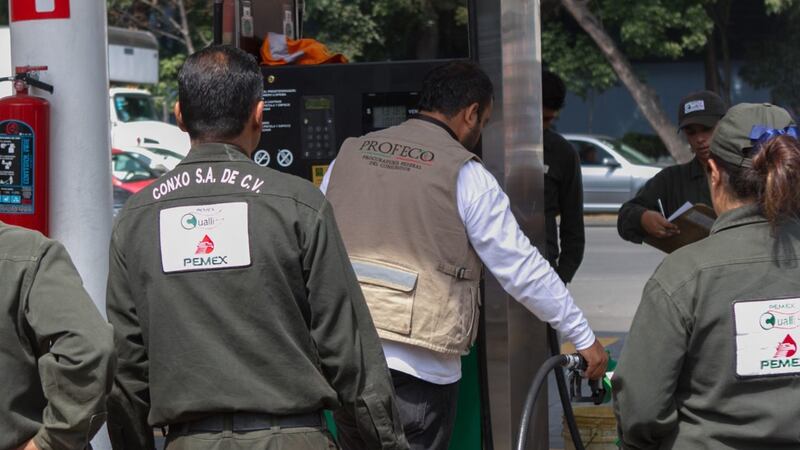 Acúsalos con Profeco: Cómo denunciar si no te despachan litros de a litro en la gasolinera