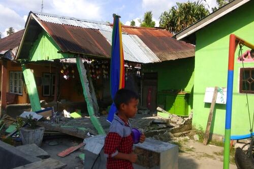 Un tsunami azotó Indonesia tras sismo de magnitud 7.5