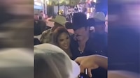 Lalo Mora realiza tocamientos no consensuados a una fan mientras les tomaban una foto