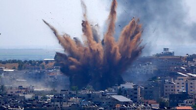 Un proyectil israelí genera una explosión el jueves 13 de mayo de 2021 en un edificio de la Ciudad de Gaza