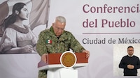 Con la voz quebrada, secretario de la Defensa honra a militares caídos tras operativo contra ‘El Mencho’
