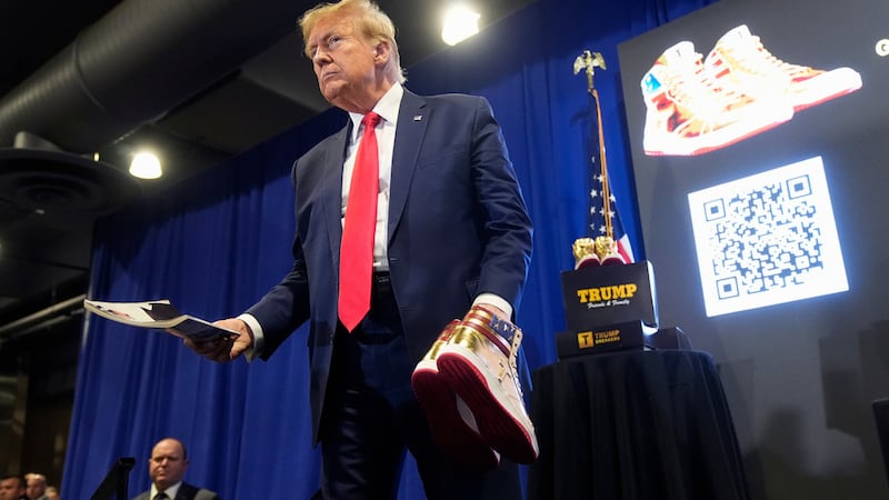 Trump reaparece en mitin en Florida tras intento de asesinato: ‘Debería estar seguro y bajo techo’