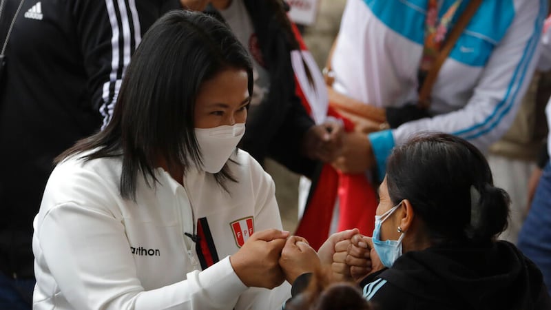 Keiko Fujimori aventaja elección presidencial de Perú, según primeros sondeos