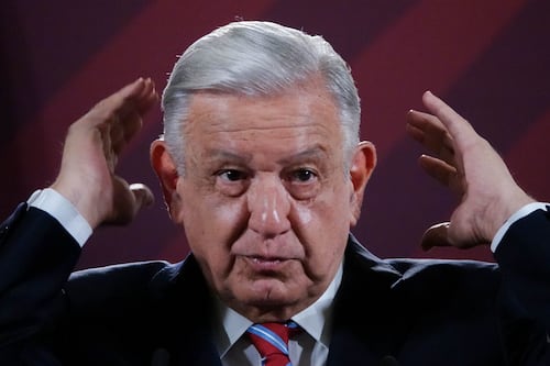 La ‘cantinfleada’ de AMLO para explicar prohibición a corcholatas sobre medios conservadores