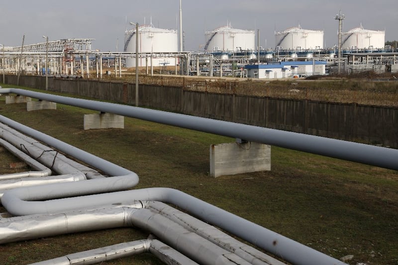 Petróleo ‘se desparrama’ tras reapertura total del Estrecho de Ormuz: ¿En cuánto se venden los barriles?