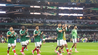Integrantes de la Selección Mexicana se despiden de la afición en el Estadio Ciudad de México tras perder 3-2 contra la Selección de Inglaterra en los octavos de final de la Copa del Mundo 2026, en el Estadio Ciudad de México. (FOTO: MOISÉS PABLO/CUARTOSCURO)