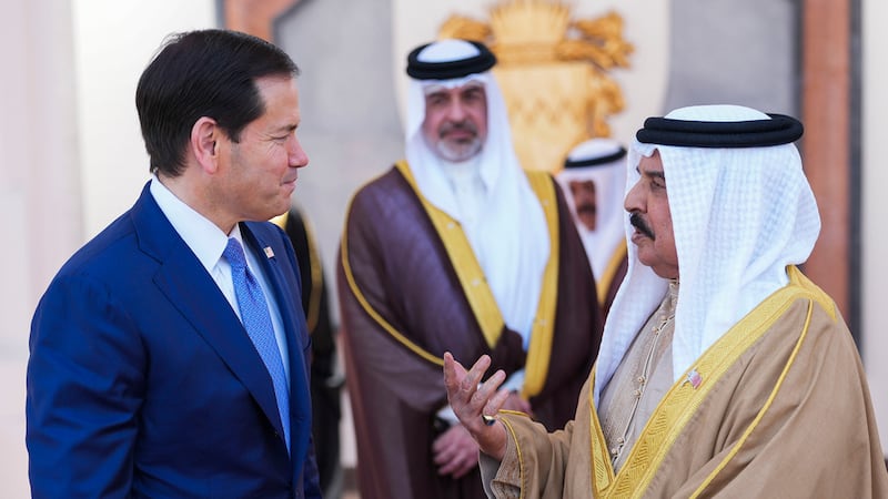 Negociaciones de paz en riesgo: Irán ataca Bahréin y Kuwait tras bombardeos de EU
