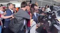 VIDEO: abuchean a Andy López Beltrán y a Ariadna Montiel durante su llegada a Chihuahua
