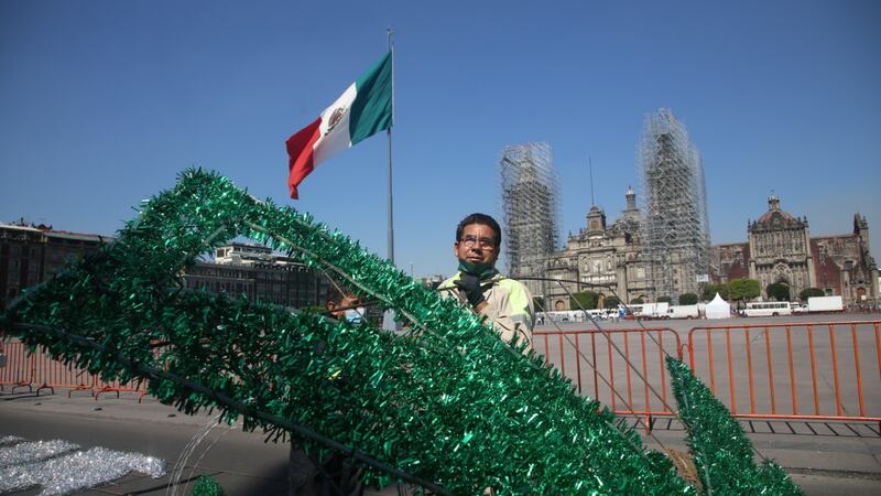 La Navidad ‘se instala’ en CDMX: autoridades colocan decoración decembrina en Zócalo