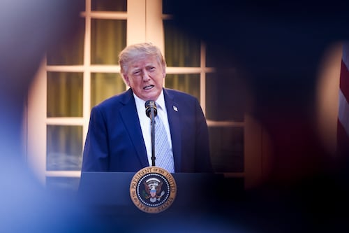 ¿El veto de Trump a CNN, MS NOW y Politico viola la Primera Enmienda? Esto dice la Constitución de EU
