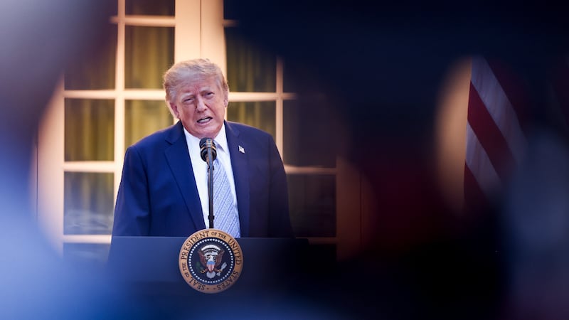 ¿El veto de Trump a CNN, MS NOW y Politico viola la Primera Enmienda? Esto dice la Constitución de EU