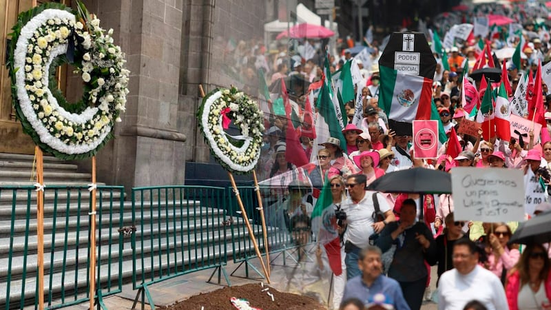 ‘La justicia está ahorcada’: Jueces reprochan elecciones judiciales con coronas fúnebres en ‘domingo negro’