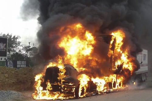 Sindicatos armados desatan balacera y quema de camiones en la México-Puebla; autoridades piden diálogo