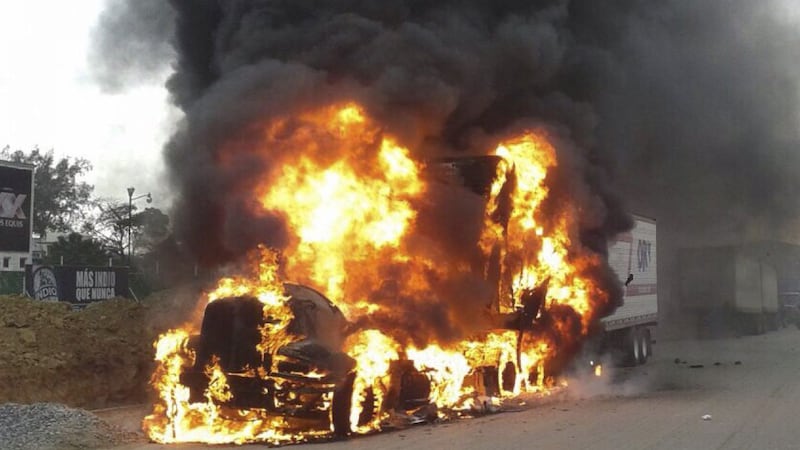 Sindicatos armados desatan balacera y quema de camiones en la México-Puebla; autoridades piden diálogo