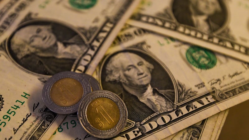 Dólar ‘se poncha’ tras alto al fuego entre EU e Irán: Peso mexicano se aprecia más de 20 centavos