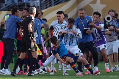 Leandro Paredes, de Argentina, empuja a Gavi, de España al finalizar el partido de la final del Mundial de la FIFA 2026 (Foto: EFE/ Angel Colmenares)