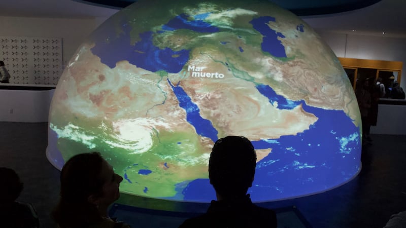 Manos a la ciencia: Así podrás formar parte de la beca del Universum