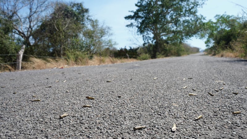 Sicarios ‘se le cuadran’ a elementos de la Fiscalía en Michoacán; hay un uniformado muerto