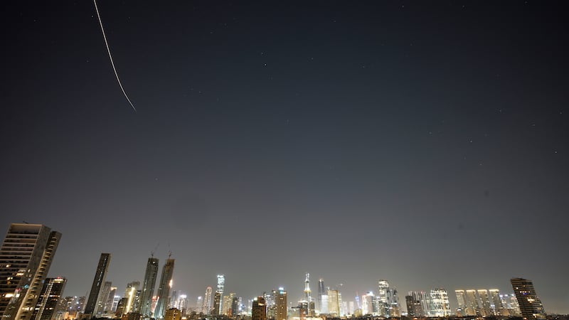 Irán bombardea Israel mientras Donald Trump insiste que negocia el fin de la guerra