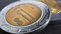 Poco, pero ganancia al fin: peso abre 2023 con avance frente al dólar